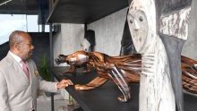 Ali Bongo visite le nouveau showroom « Akiba Wood Furniture » à Akanda