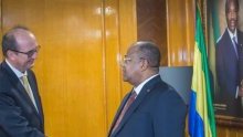 L’ambassadeur russe au Gabon chez le Premier ministre Julien Nkoghe Bekale