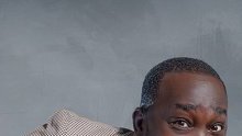 Defunzu transforme l’Ambassade en temple du rire : inauguration le 17 août à Ambowè