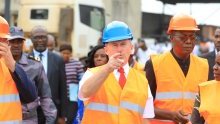 Lee White visite les usines de transformation du bois de la zone portuaire d’Owendo