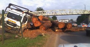 Accident de grumier à Plein-Ciel&nbsp;: embouteillage monstre sur la voie express de Libreville