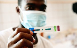 Baisse importante du coût des médicaments antirétroviraux, mais la Covid-19 menace ces nouvelles réductions