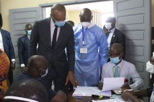 Covid-19&nbsp;: le ministre gabonais de la Santé visite des sites de vaccination du Grand Libreville