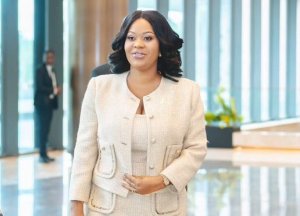 Anouchka Oligui Nguema fait sensation dans un élégant tailleur-jupe