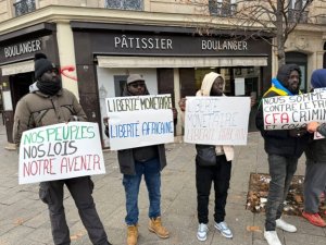 Un franc CFA brûlé lors d’une manifestation à Paris